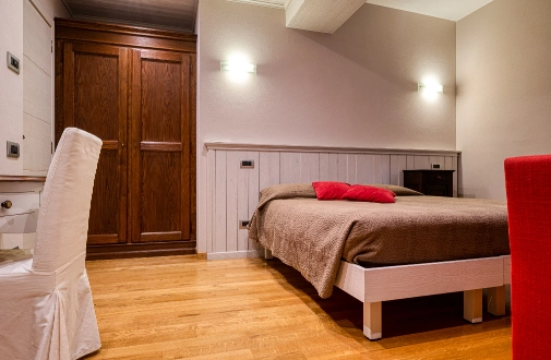 foto secondaria della camera Azalea con un letto matrimoniale e una sedia