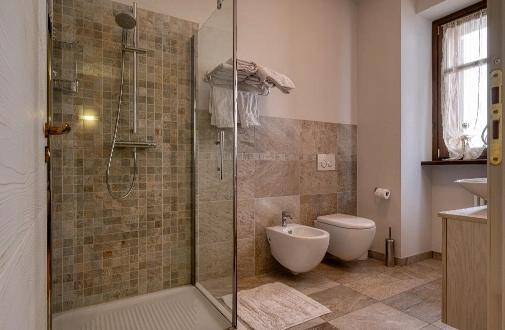 foto del bagno in camera Orchidea munito di doccia e bidet