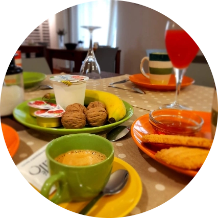 foto della colazione tipica con caffè, frutta e biscotti