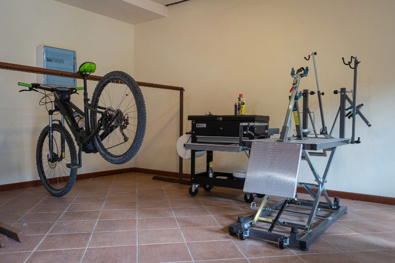 area adibita per la riparazione e manutenzione delle biciclette
