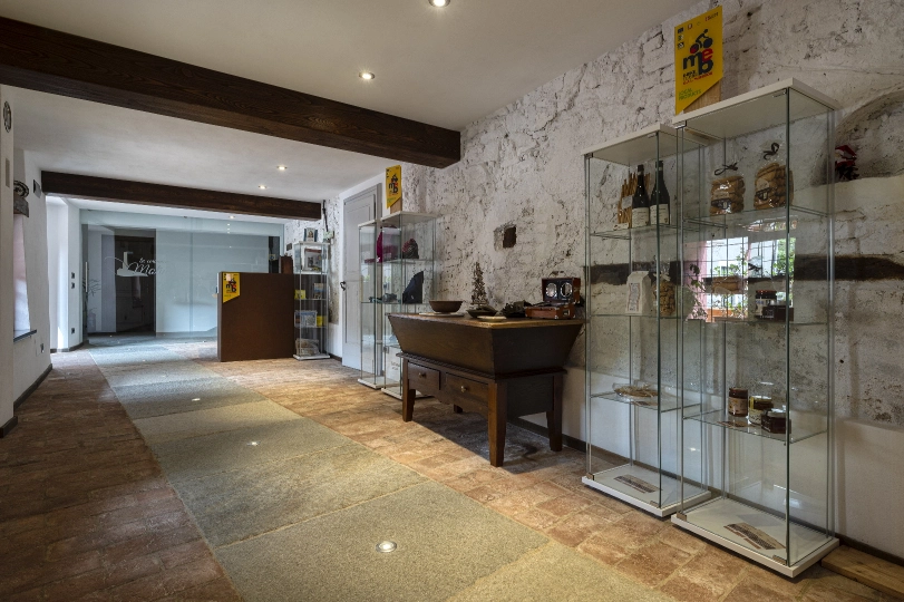 foto del corridoio nell'entrata del bed & breakfast con l'esposizione di oggetti rappresentativi del bed & breakfast