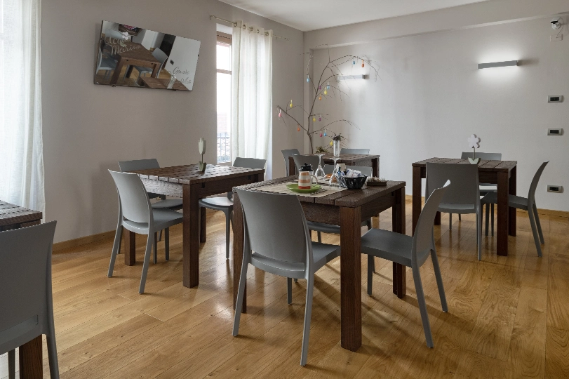 foto dei tavoli e delle sedie dell'area colazione