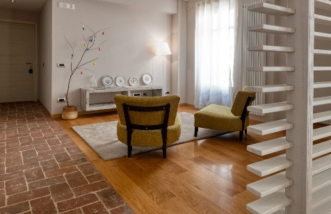 zona relax del bed & breakfast con due poltrone