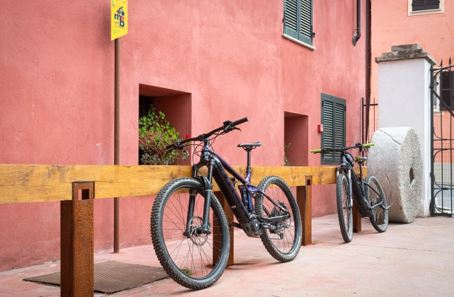 zona del bed & breakfast dove si possono parcheggiare le biciclette e le moto
